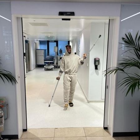 Gabriel Jesus postou foto saindo do hospital após a cirurgia - Reprodução/Instagram