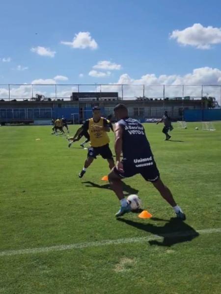 Diego Souza dá rolinho em Luis Suárez durante treino do Grêmio - Reprodução/Twitter