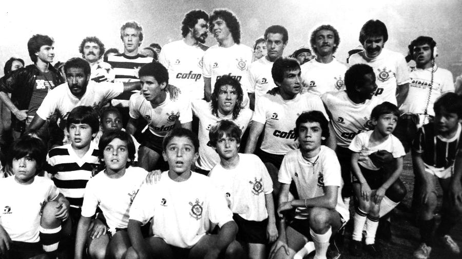 Os jogadores do Corinthians em pé (da esquerda para a direita): o goleiro Leão, Sócrates, Casagrande, Eduardo, Biro-Biro e Zenon - Agachados: Mauro, Alfinete, Paulinho, Juninho e Wladimir antes da segunda partida contra o São Paulo, válida pela final do Campeonato Paulista 1983 Os jogadores do Corinthians em pé (da esquerda para a direita): o goleiro Leão, Sócrates, Casagrande, Eduardo, Biro-Biro e Zenon - Agachados: Mauro, Alfinete, Paulinho, Juninho e Wladimir antes da segunda partida contra o São Paulo, válida pela final do Campeonato Paulista 1983