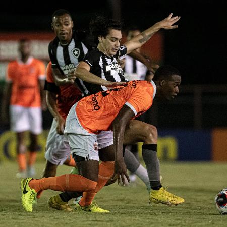 Matheus Nascimento, do Botafogo, durante partida contra o Nova Iguaçu no Carioca - Jorge Rodrigues/AGIF