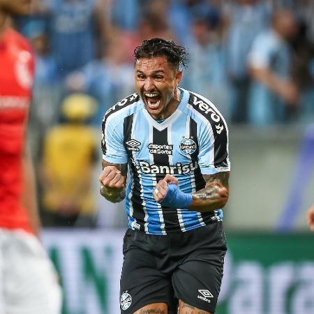 Vina comemora gol do Grêmio no clássico contra o Internacional - Pedro H. Tesch/AGIF