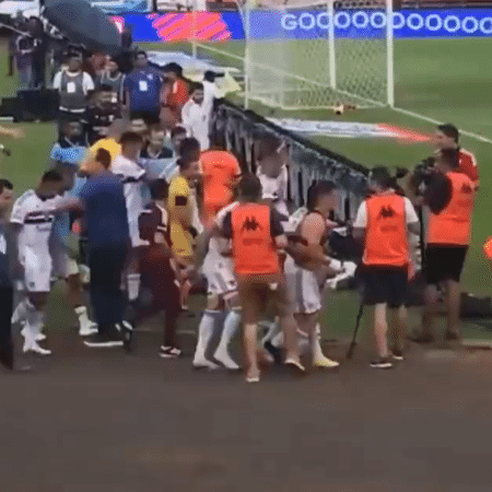 O fotógrafo Raul Ramos atingiu Galoppo com o pé durante Botafogo-SP x São Paulo. Ele nega ter tido essa intenção  - Reprodução/Instagram