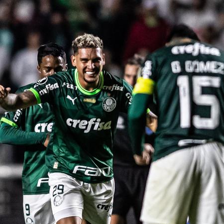 O atacante Rafael Navarro, do Palmeiras, comemora seu gol contra o Cerro Porteño, pela Libertadores - Jhony Inacio/Agênia Estado