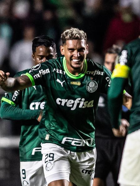 O atacante Rafael Navarro, do Palmeiras, comemora seu gol contra o Cerro Porteño, pela Libertadores - Jhony Inacio/Agênia Estado