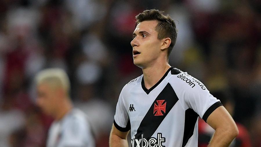 Lucas Piton se lamenta em Vasco x Flamengo, duelo do Campeonato Brasileiro