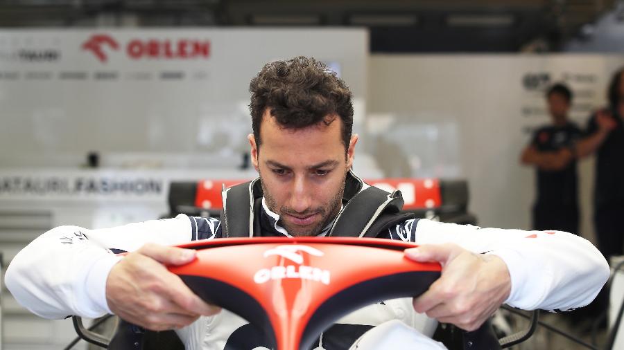 Daniel Ricciardo, que retorna à F1 neste fim de semana, experimenta o carro da AlphaTauri