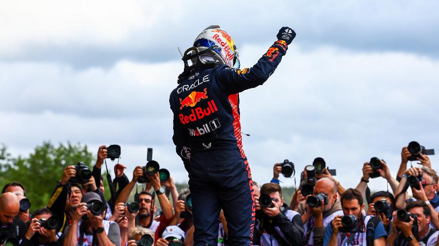 Max Verstappen comemora, em Spa-Francorchamps, sua 8ª vitória seguida na F1