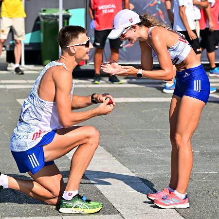 Hana Burzalova é pedida em casamento por Dominik ?erný após prova da marcha atlética no Mundial de Atletismo