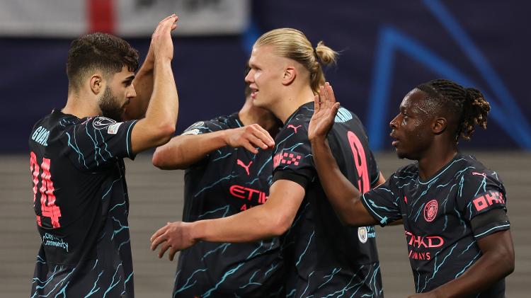 Doku celebra seu gol com companheiros do Manchester City contra o Leipzig, pela Liga dos Campeões