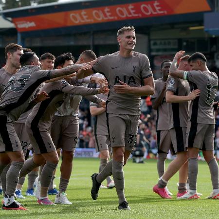 Jogadores do Tottenham festejam vitória sobre Luton Town pelo Campeonato Inglês