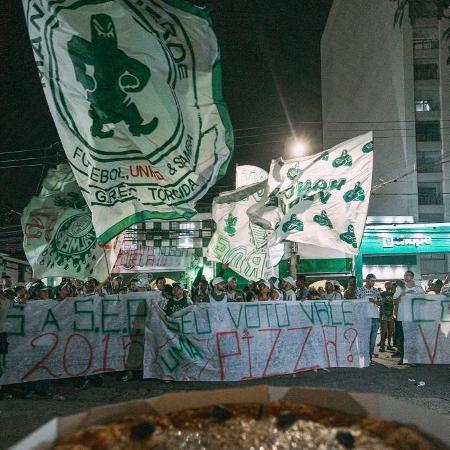 Organizada do Palmeiras leva pizza em proteste contra diretoria e conselho deliberativo - Reprodução/Twitter/torcidamv83