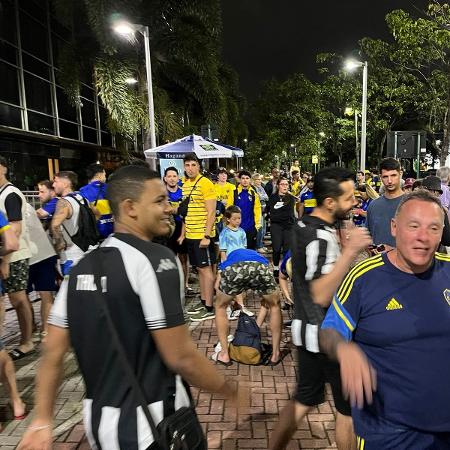 Torcedores de Boca e Botafogo se encontram em frente a hotel onde elencos se concentraram