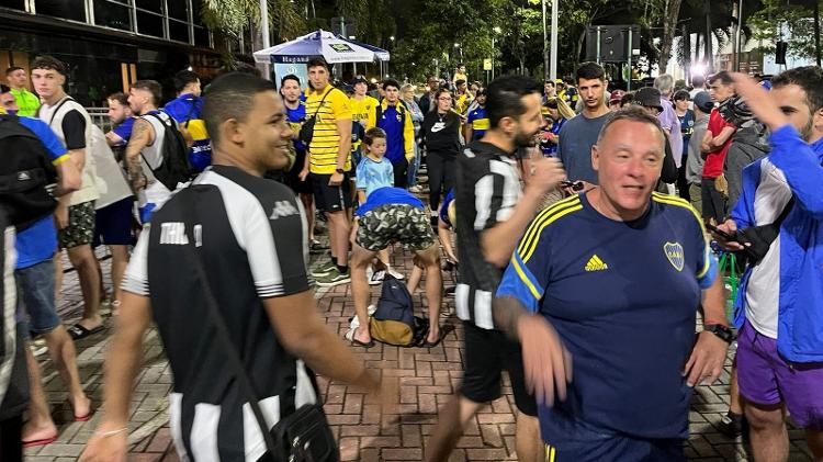 Torcedores de Boca e Botafogo se encontram em frente a hotel onde elencos se concentraram