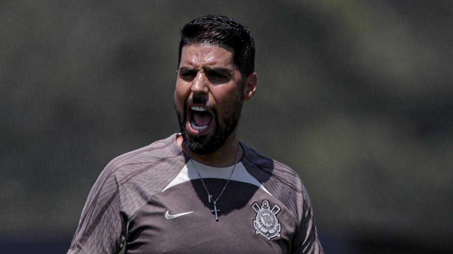 António Oliveira comanda o Corinthians neste domingo
