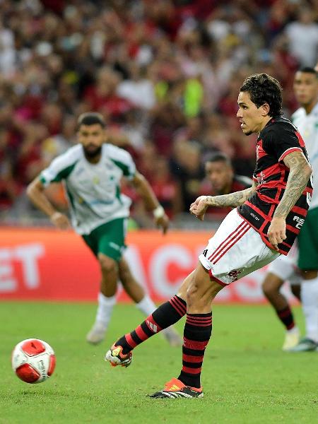 Pedro, do Flamengo, cobra pênalti defendido pelo goleiro do Boavista - Thiago Ribeiro/AGIF