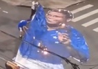 Torcedores do Cruzeiro se revoltam e queimam imagem de Ronaldo; assista
