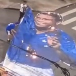 Torcedores do Cruzeiro queimam bandeirão de Ronaldo após empate na Sul-Americana - undefined