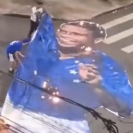 Torcedores do Cruzeiro queimam bandeirão de Ronaldo após empate na Sul-Americana