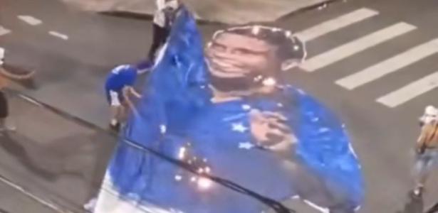 Torcedores do Cruzeiro queimam imagem de Ronaldo após atitude polêmica no clube.