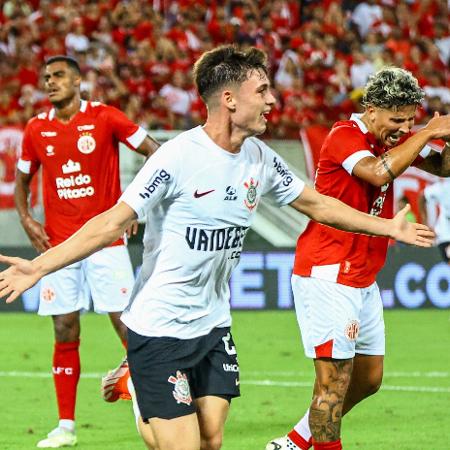 Breno Bidon, do Corinthians, comemora seu gol contra o América-RN, pela Copa do Brasil