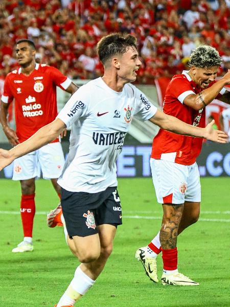 Breno Bidon, do Corinthians, comemora seu primeiro gol no profissional