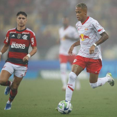 Luiz Araújo, do Flamengo, e Vitinho, do Red Bull Bragantino, pelo duelo pelo Brasileiro 2023