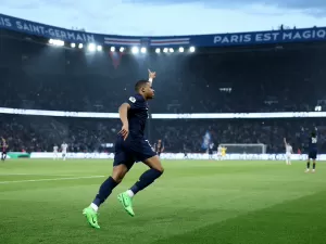 Mbappé faz gol e recebe homenagem no último jogo em casa, mas PSG perde