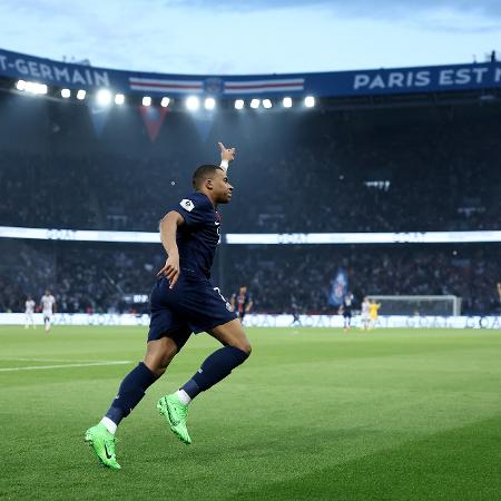 Mbappé comemora gol contra Toulouse em último jogo no Parque dos Príncipes