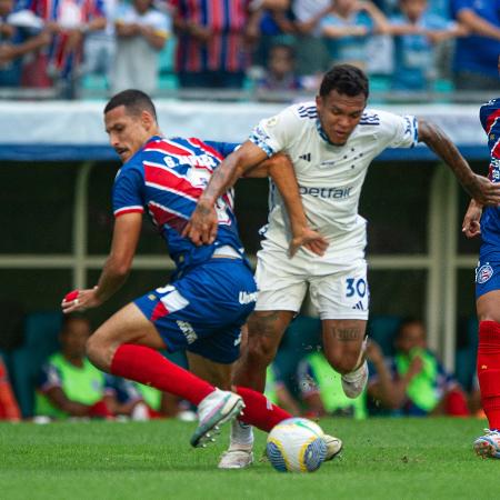 Gabriel Verón, do Cruzeiro, tenta jogada durante jogo contra o Bahia, pelo Campeonato Brasileiro