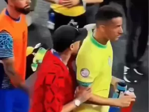 Capitão do Brasil bate boca com torcedor após jogo, e Neymar intervém