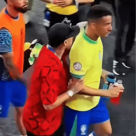 Neymar conduzindo Danilo para sair de discussão com torcedores