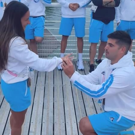 Pablito Simonet, da seleção argentina de handebol, pediu Pilar Campy, do time de hóquei, em casamento na Vila Olímpica