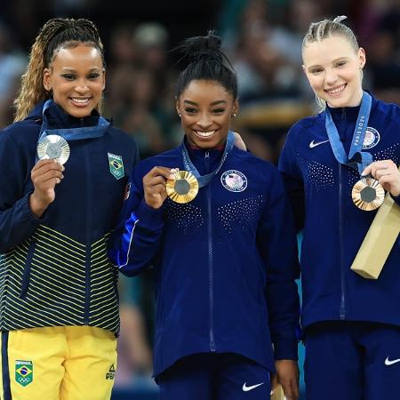 Rebeca Andrade, Simone Biles e Jade Carey no Pódio do Salto Individual Feminino nas Olimpíadas de Paris