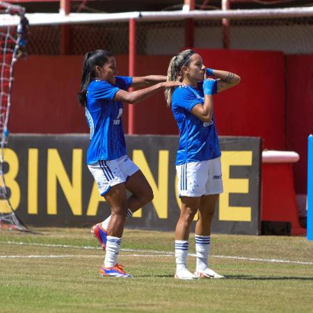 Jogadoras do Cruzeiro comemoram gol sobre o Corinthians pelo Brasileirão Feminino