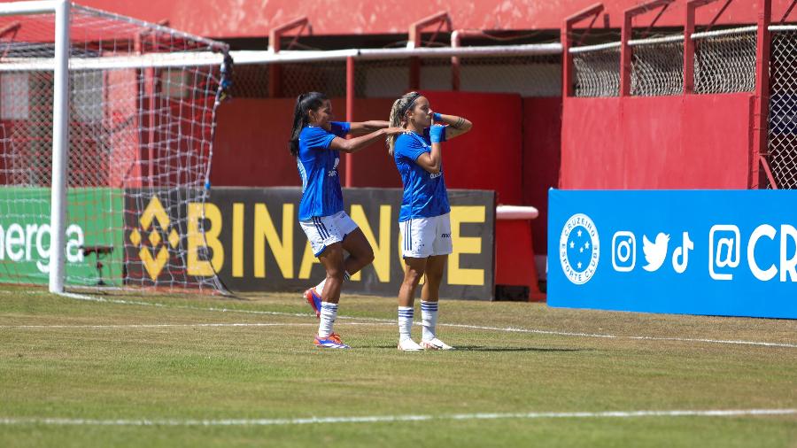 Jogadoras do Cruzeiro comemoram gol sobre o Corinthians pelo Brasileirão Feminino