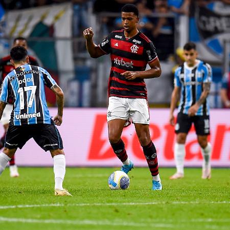 Carlinhos durante partida entre Flamengo e Grêmio