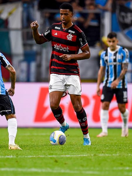 Carlinhos durante partida entre Flamengo e Grêmio - Marcelo Cortes/CRF