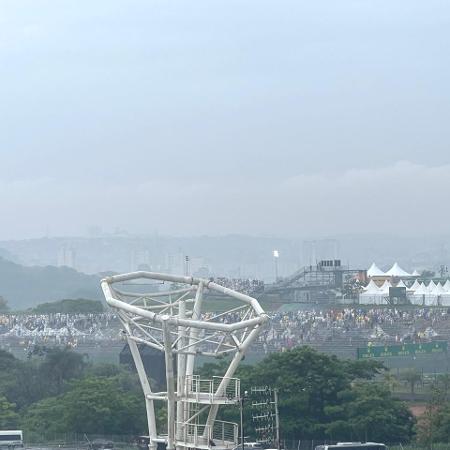 Setor G praticamente vazio minutos após o início do classificatório par ao GP de São Paulo