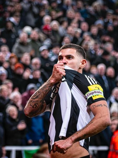 Bruno Guimarães comemora primeiro gol da temporada na goleada do Newcastle sobre o Leicester Bruno Guimarães comemora primeiro gol da temporada na goleada do Newcastle sobre o Leicester