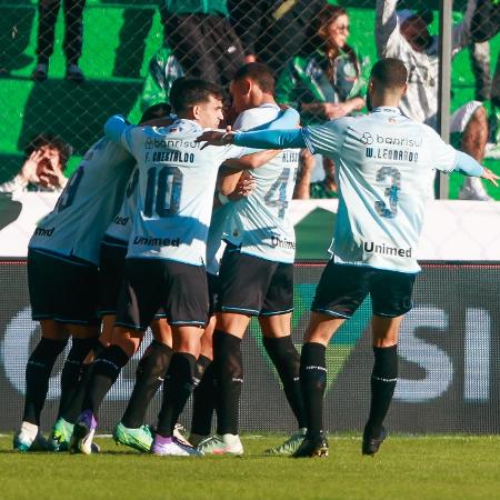 Jogadores do Grêmio celebram gol sobre o Juventude em jogo do Brasileirão
