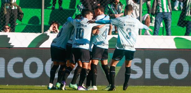 Grêmio vence clássico com VAR decisivo e sobe na tabela do Brasileirão.