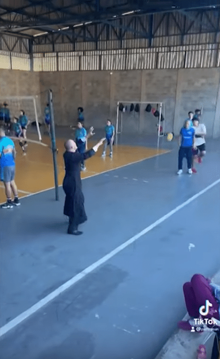 Padre Gean Medeiros viraliza ao jogar vôlei de batina