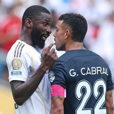 Rüdiger e Cabral discutem durante jogo entre Real Madrid e Pachuca no Mundial Rüdiger e Cabral discutem durante jogo entre Real Madrid e Pachuca no Mundial