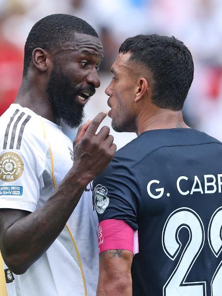 Rüdiger e Cabral discutem durante jogo entre Real Madrid e Pachuca no Mundial - RICHARD PELHAM/Getty Images via AFP