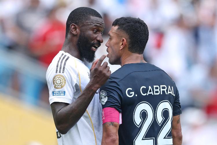 Rüdiger e Cabral discutem durante jogo entre Real Madrid e Pachuca no Mundial