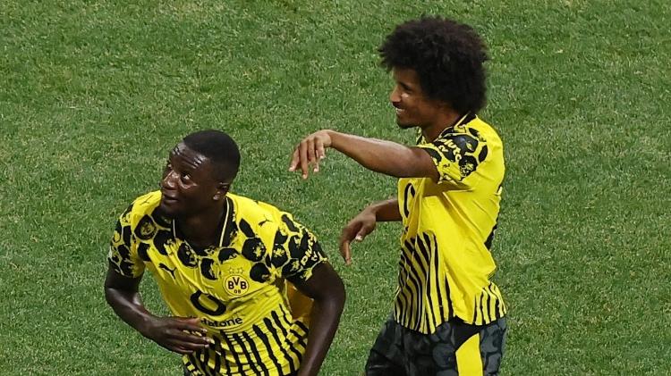 Guirassy e Adeyemi comemoram gol do Borussia Dortmund sobre o Monterrey em confronto do Mundial Guirassy e Adeyemi comemoram gol do Borussia Dortmund sobre o Monterrey em confronto do Mundial