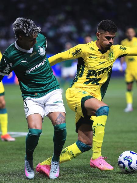 Facundo Torres, do Palmeiras, e Lucas Ramon, do Mirassol, em ação durante jogo do Brasileirão Facundo Torres, do Palmeiras, e Lucas Ramon, do Mirassol, em ação durante jogo do Brasileirão