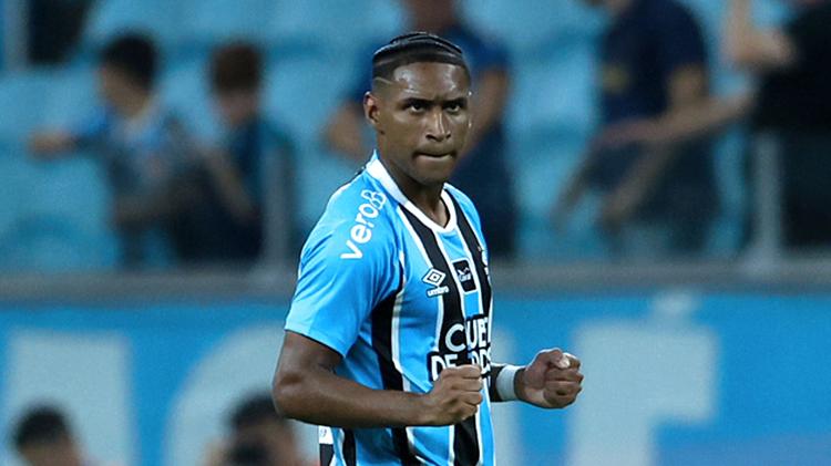 Grêmio vira sobre Botafogo e vence jogo de 8 gols com show de centroavante