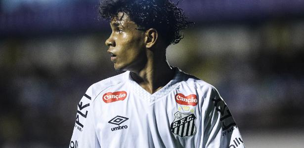 Pai 'escondeu' teste de joia do Santos que hoje ouve dicas de Neymar