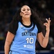 Brasileira bate recorde de aproveitamento nos arremessos na WNBA
